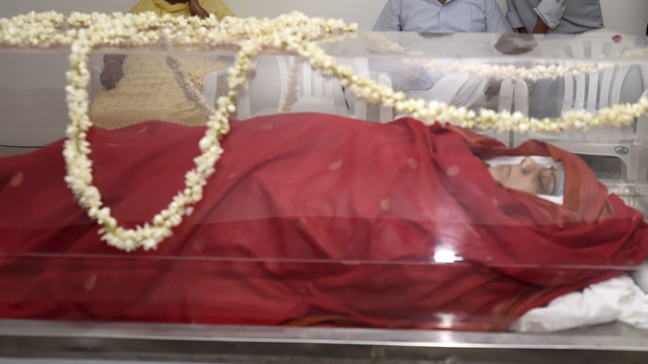 पंचतत्व में विलीन हुईं सुषमा, 4 महीने में ऑटो सेक्टर में चली गईं 3.5 लाख नौकरियां, पढ़िए दिनभर की सभी बड़ी खबरें