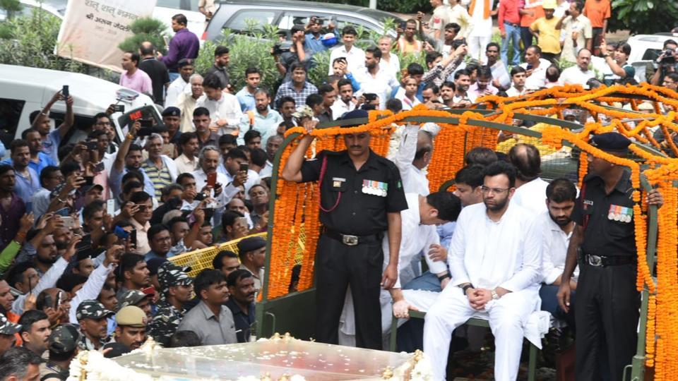 जेटली के अंतिम संस्कार में 35 लोगों के मोबाइल चोरी, बाबा रामदेव के सहयोगी बोले- पुलिस वाले बाबू मेरा फोन दिला दो