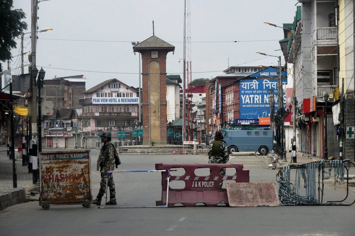 धारा 370 हटाने का विरोध, ब्रिटेन में भारतीय वाणिज्य दूतावास के बाहर कश्मीर को लेकर प्रदर्शन