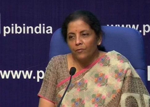 गिरती अर्थव्यवस्था से घबराई मोदी सरकार का नया पैंतरा, एक साथ 10 सरकारी बैंकों के विलय का ऐलान