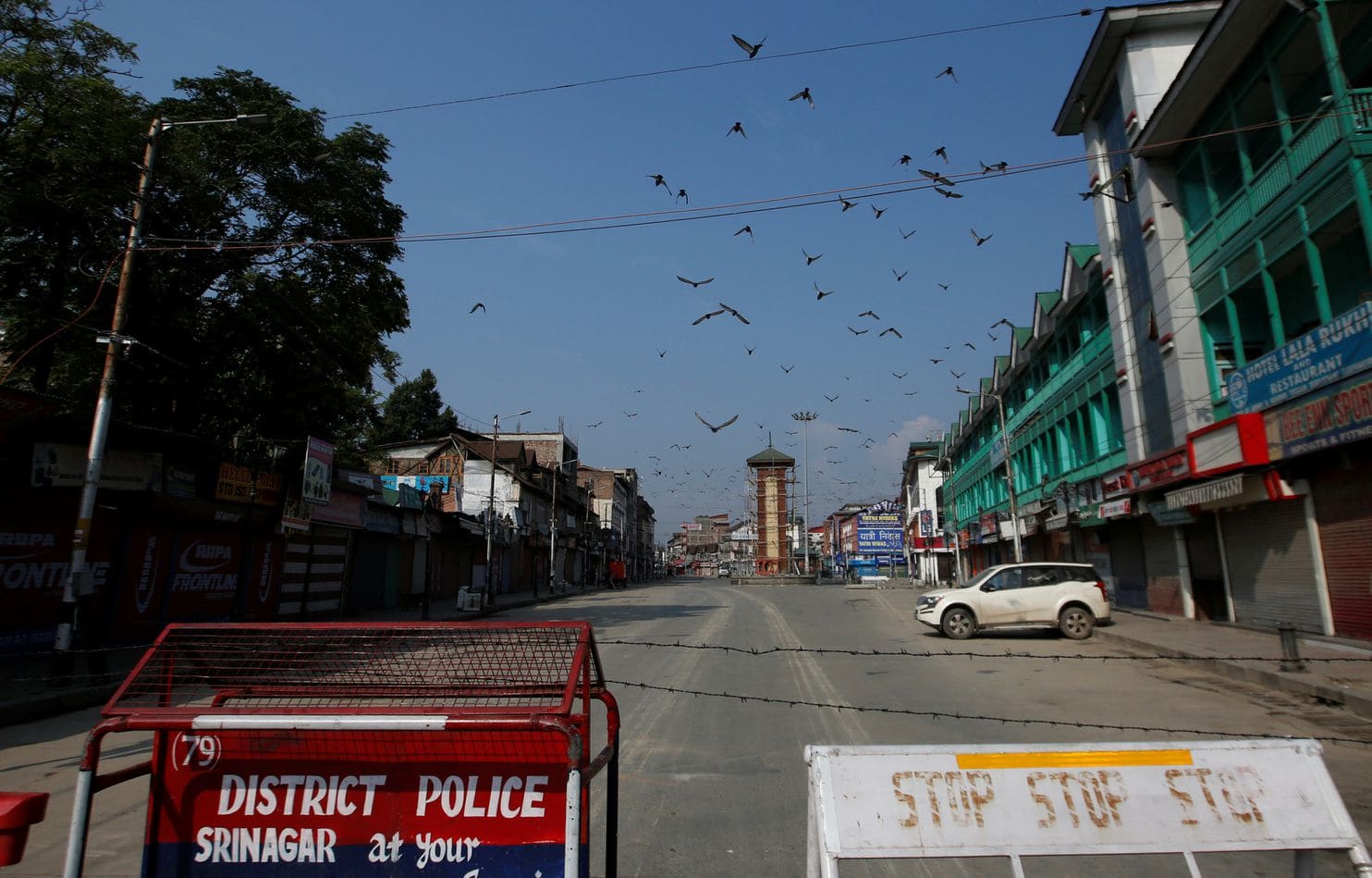 कश्मीर में पाबंदियों में अभी ढील नहीं, राज्यपाल ने बकरीद और जुमे की नमाज की व्यवस्था के लिए दिए निर्देश