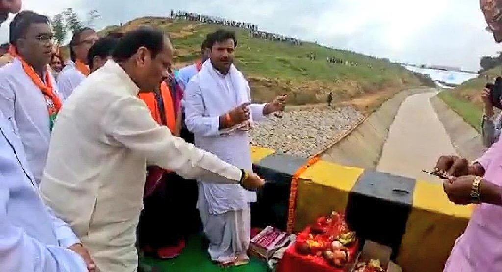 पानी में बह गया झारखंड में बीजेपी का विकास: सिर्फ 12 घंटे में टूट गया सीएम रघुवर दास के दावों का ‘बांध’