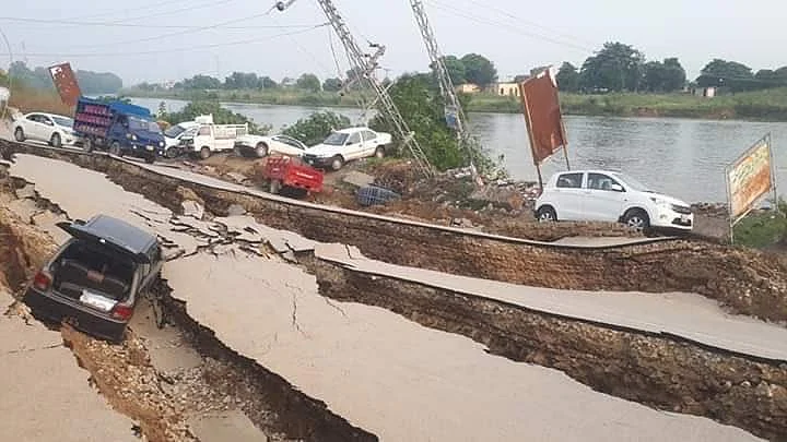 तस्वीरों में देखें पाकिस्तान में भूकंप से भारी तबाही, सड़कों में दरारें, घर जमींदोज, दिल्ली-एनसीआर में भी लगे झटके
