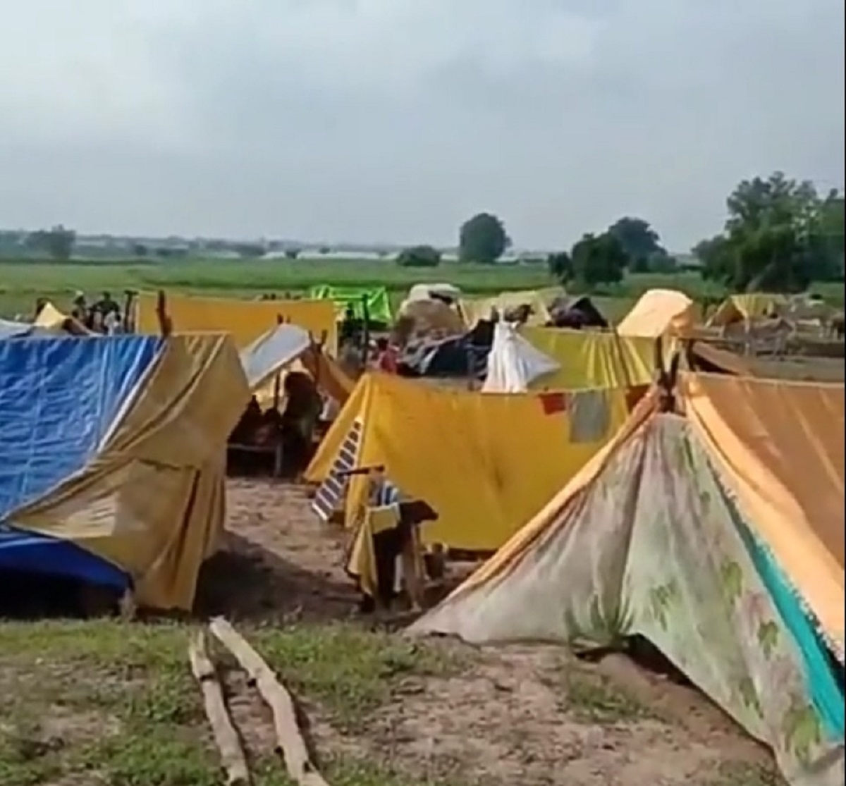 योगी सरकार में सरकारी मदद की आस में सैकड़ों बाढ़ पीड़ित, राहत कोष खाली, सड़कों पर परिवार