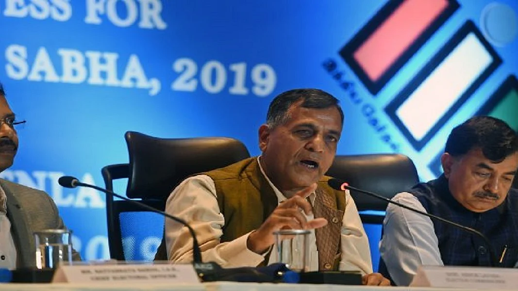 चुनाव आयुक्त अशोक लवासा की पत्नी को आयकर विभाग का नोटिस, मोदी-शाह को क्लीन चिट दिए जाने का किया था विरोध