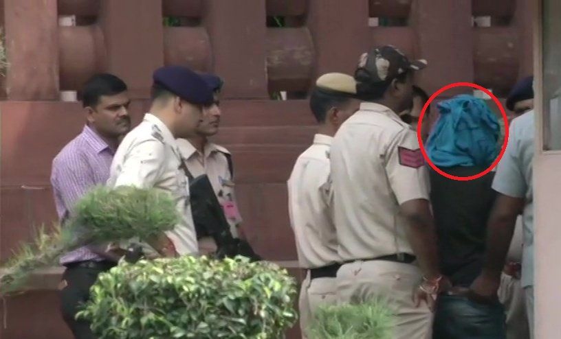 संसद भवन में चाकू लेकर घुसने की कोशिश कर रहा युवक पकड़ा गया, सामने आई तस्वीरें