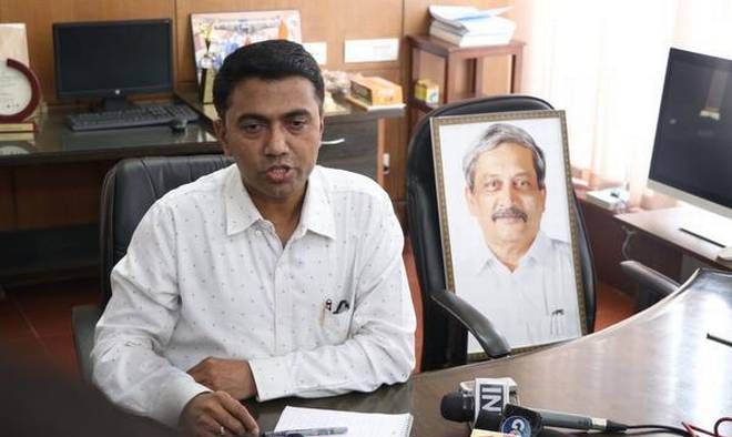 क्या गोवा की बीजेपी सरकार पर्रिकर के परिवार को निशाना बना रही है? सीएम पर लगे गंभीर आरोप