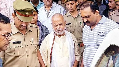 छात्रा से यौन उत्पीड़न के आरोपी स्वामी चिन्मयानंद को बड़ा झटका, संतों लिया ये फैसला