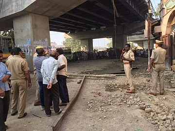 वाराणसी: कैंट स्टेशन के सामने निर्माणाधीन फ्लाईओवर का हिस्सा गिरा, 2 लोग घायल, एक साल पहले 15 की गई थी जान