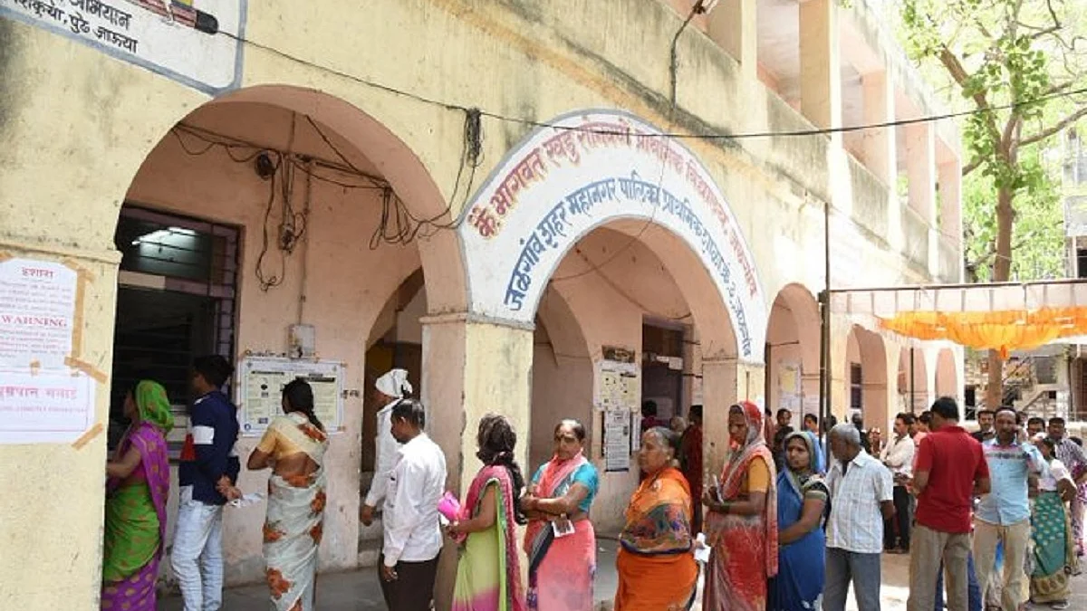 महाराष्ट्र और हरियाणा में मतदान, फिल्मी सितारों से लेकर राजनीतिक दिग्गजों ने डाले वोट, देखें तस्वीरें