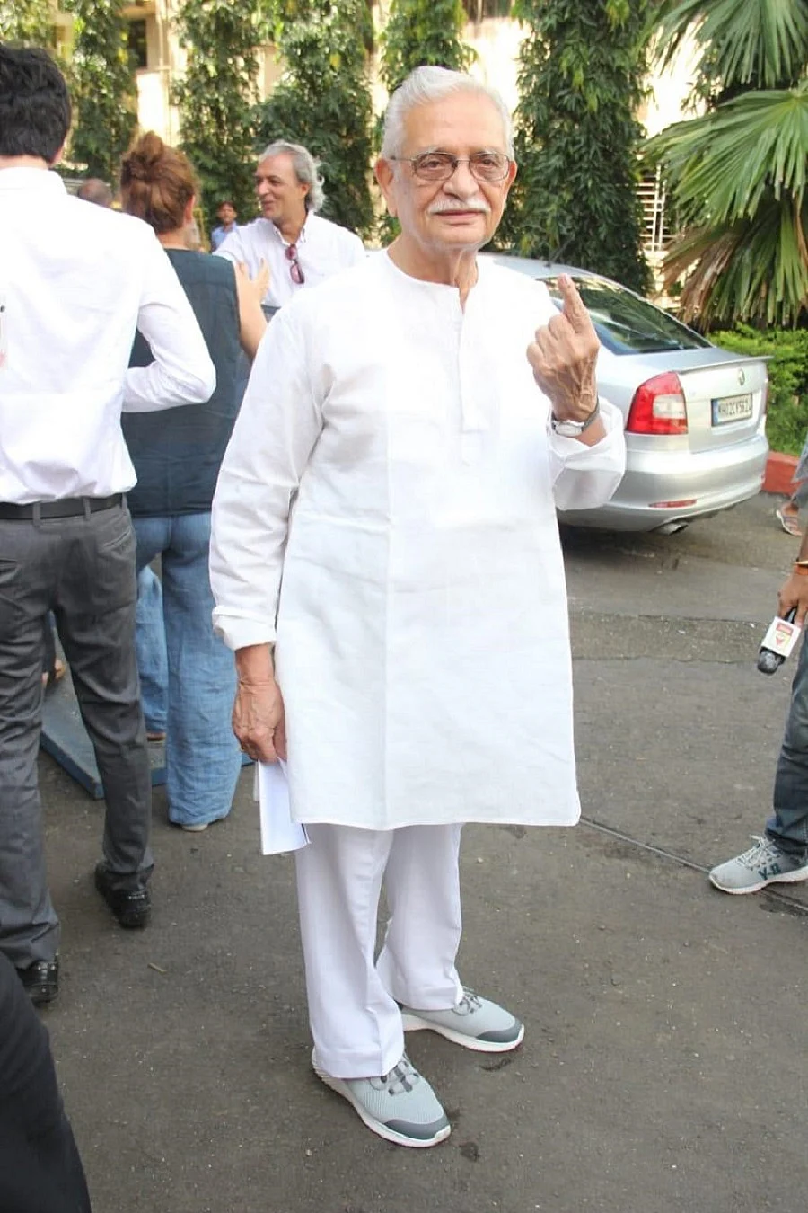महाराष्ट्र और हरियाणा में मतदान, फिल्मी सितारों से लेकर राजनीतिक दिग्गजों ने डाले वोट, देखें तस्वीरें