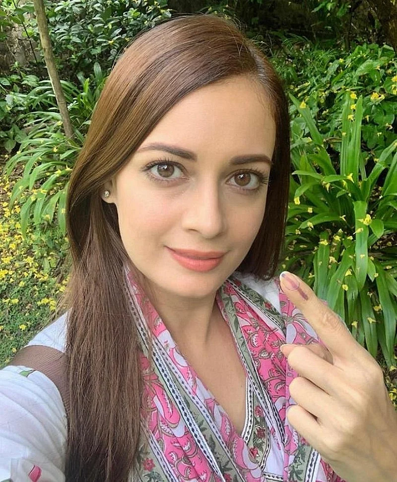 महाराष्ट्र और हरियाणा में मतदान, फिल्मी सितारों से लेकर राजनीतिक दिग्गजों ने डाले वोट, देखें तस्वीरें