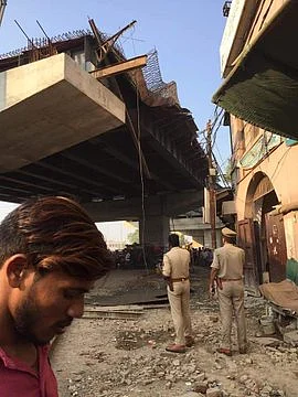 वाराणसी: कैंट स्टेशन के सामने निर्माणाधीन फ्लाईओवर का हिस्सा गिरा, 2 लोग घायल, एक साल पहले 15 की गई थी जान