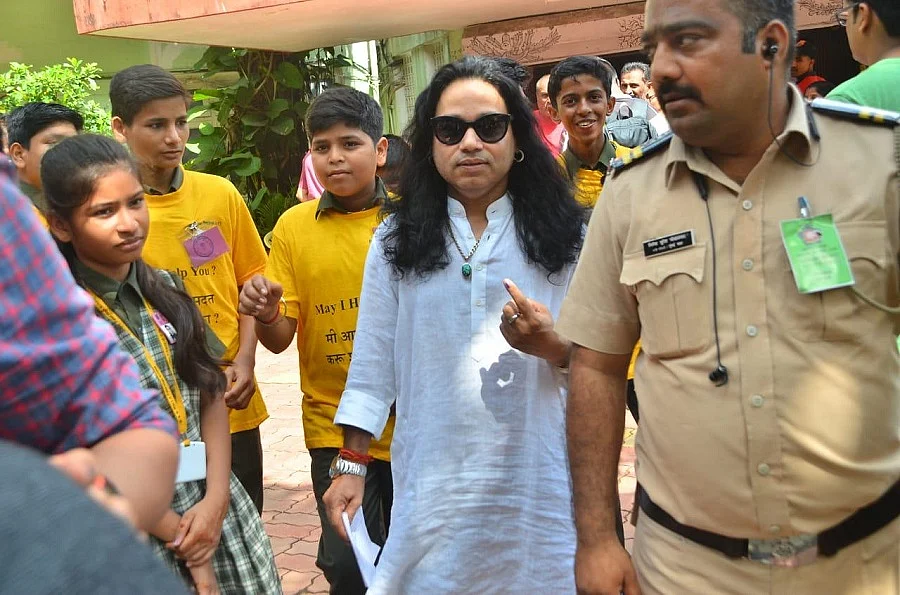 महाराष्ट्र और हरियाणा में मतदान, फिल्मी सितारों से लेकर राजनीतिक दिग्गजों ने डाले वोट, देखें तस्वीरें