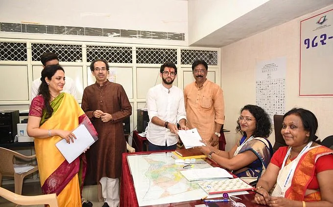 मुंबई: ठाकरे परिवार से पहली बार चुनाव लड़ने जा रहे आदित्य ने भरा पर्चा, भव्य रोड शो के जरिए किया शक्ति प्रदर्शन