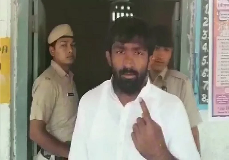महाराष्ट्र-हरियाणा चुनाव: आमिर खान समेत इन सितारों ने डाले वोट, लोगों से की मतदान की अपील