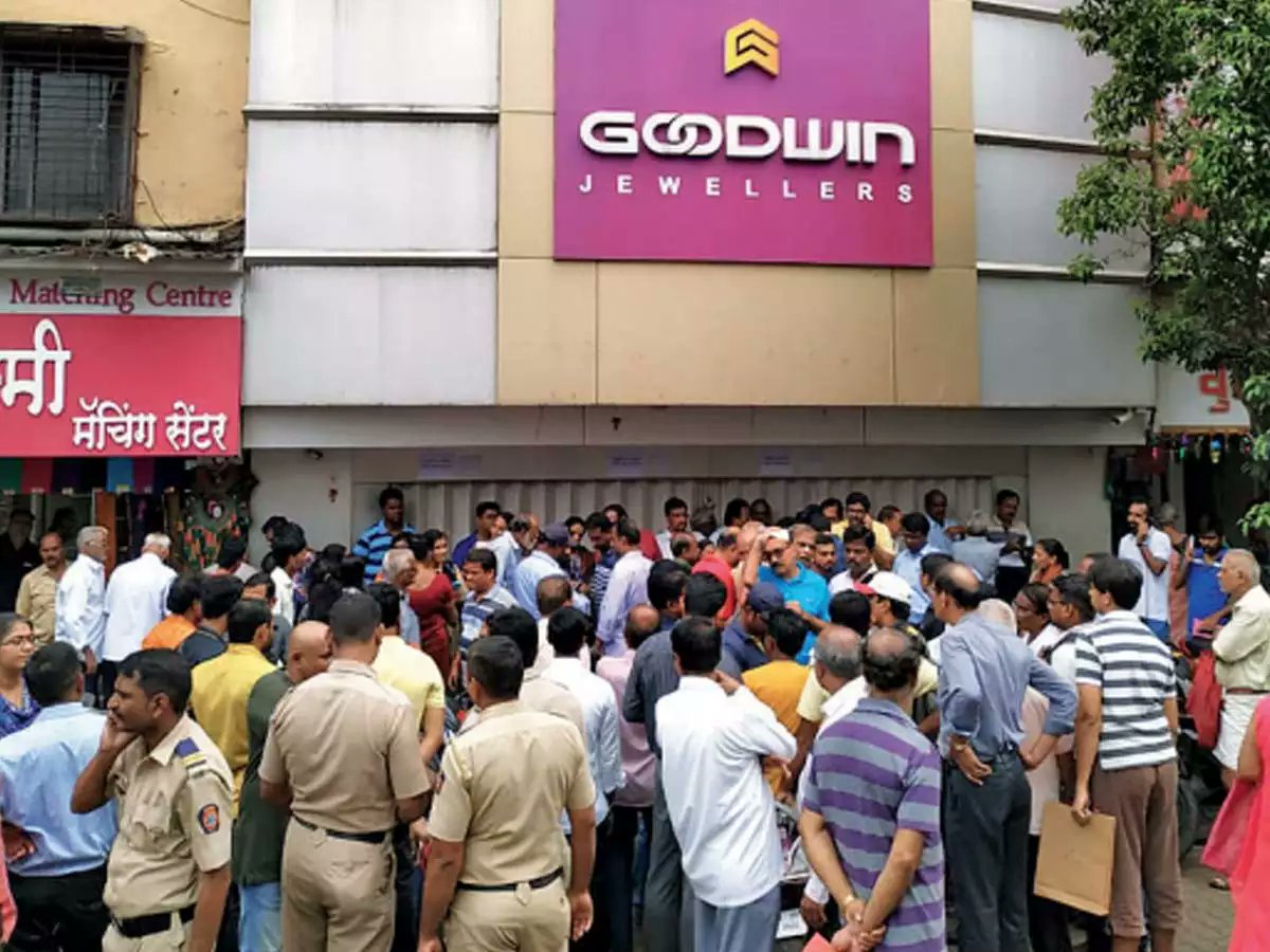 महाराष्ट्र में PMC के बाद एक और घोटाला? इस ज्वेलरी शोरूम के मालिक सभी ब्रांच बंदकर फरार, सड़क पर उतरे लोग