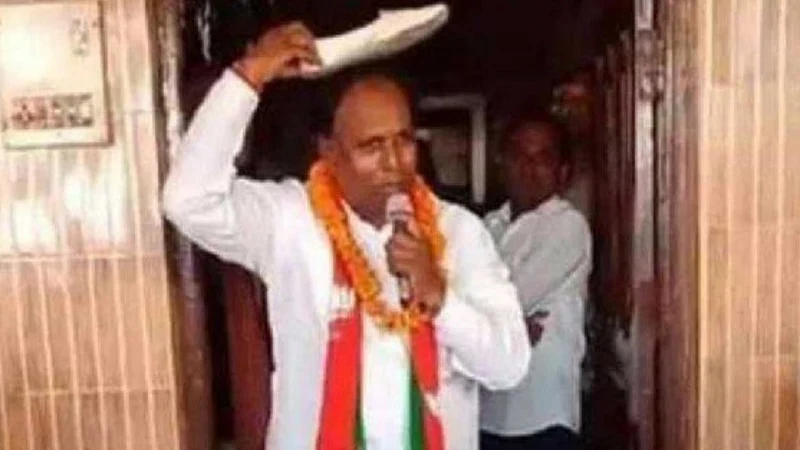 हरियाणा विधानसभा चुनाव: बीजेपी के ये प्रत्याशी सिर पर जूता रखकर मांग रहा है वोट, जानिए क्या है वजह