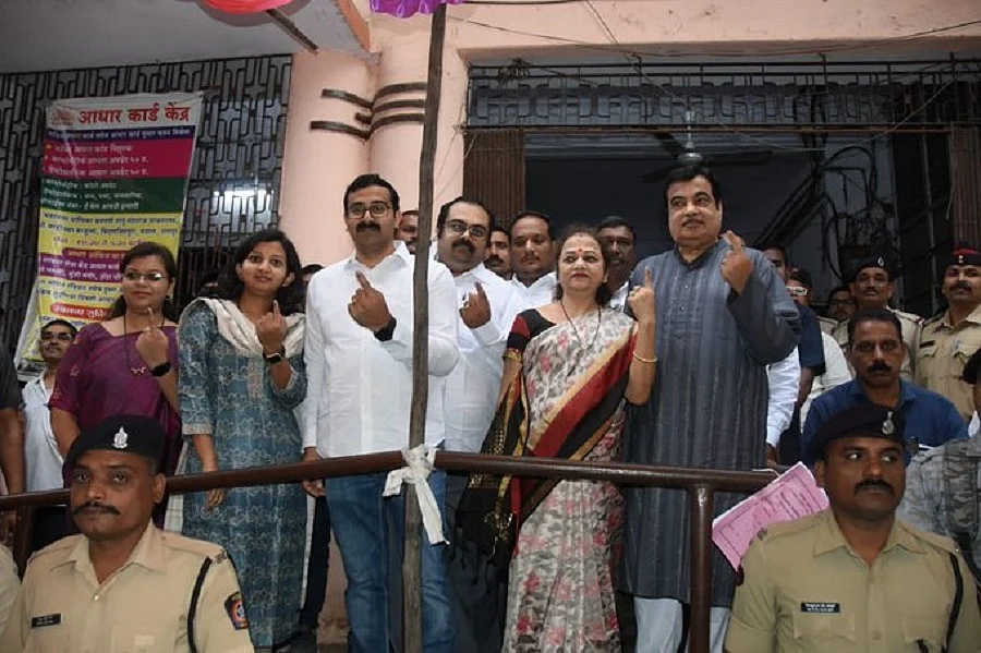 महाराष्ट्र और हरियाणा में मतदान, फिल्मी सितारों से लेकर राजनीतिक दिग्गजों ने डाले वोट, देखें तस्वीरें