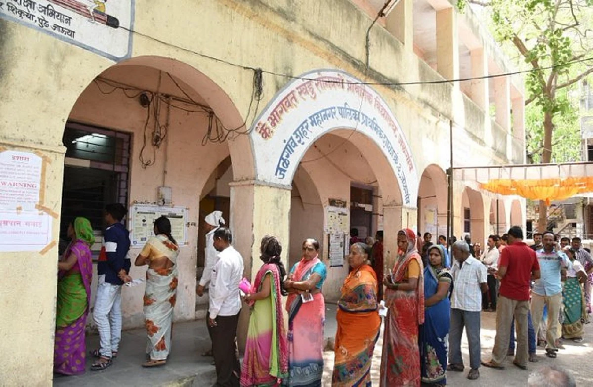 महाराष्ट्र और हरियाणा में मतदान, फिल्मी सितारों से लेकर राजनीतिक दिग्गजों ने डाले वोट, देखें तस्वीरें