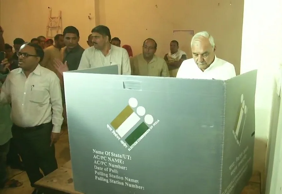 महाराष्ट्र और हरियाणा में मतदान, फिल्मी सितारों से लेकर राजनीतिक दिग्गजों ने डाले वोट, देखें तस्वीरें