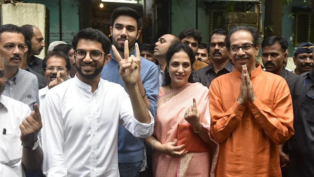 महाराष्ट्र और हरियाणा में मतदान, फिल्मी सितारों से लेकर राजनीतिक दिग्गजों ने डाले वोट, देखें तस्वीरें