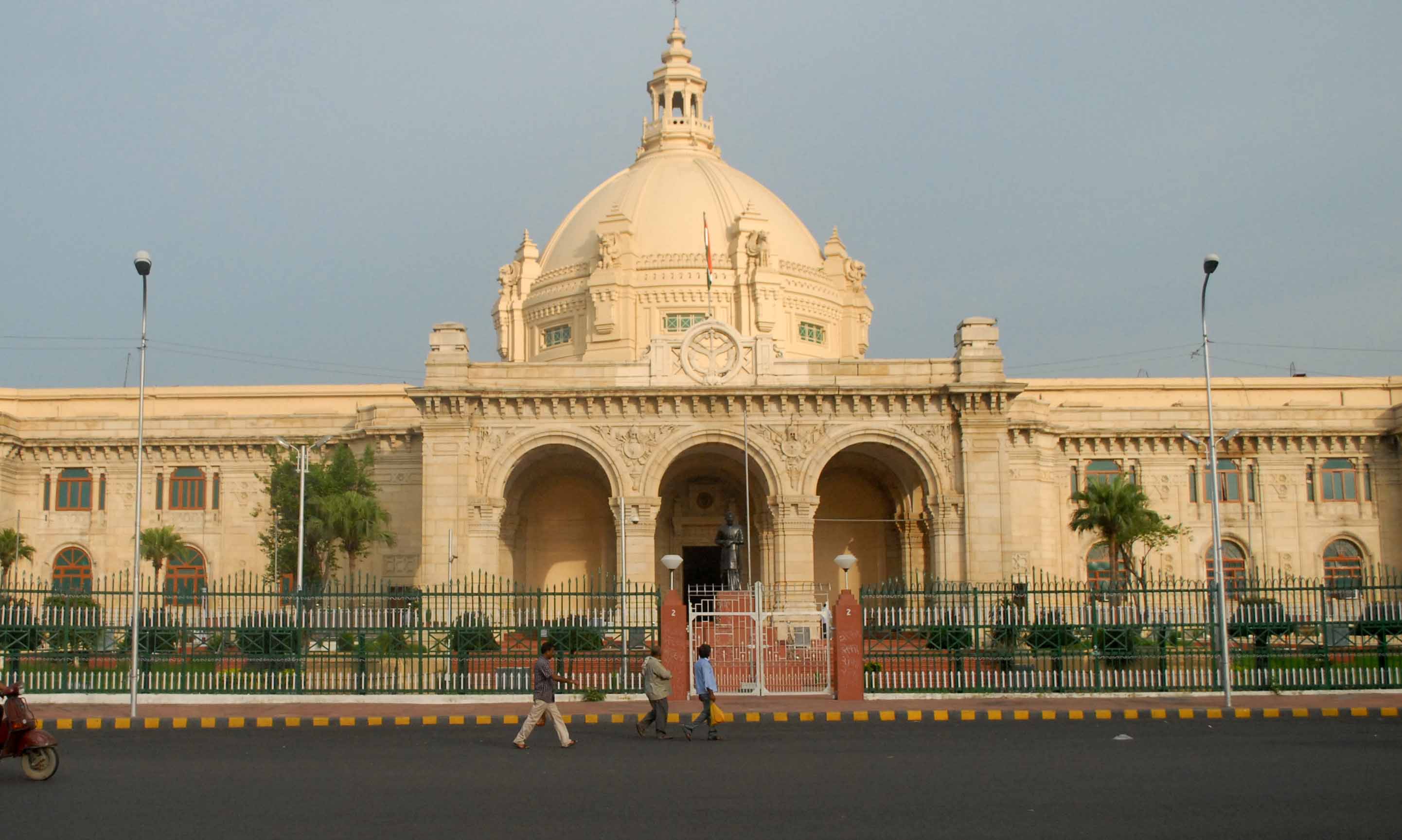 यूपी की योगी सरकार ने कर्मचारियों के पीएफ का पैसा इकबाल मिर्ची से जुड़ी कंपनी में लगाया, अब मचा है हड़कंप
