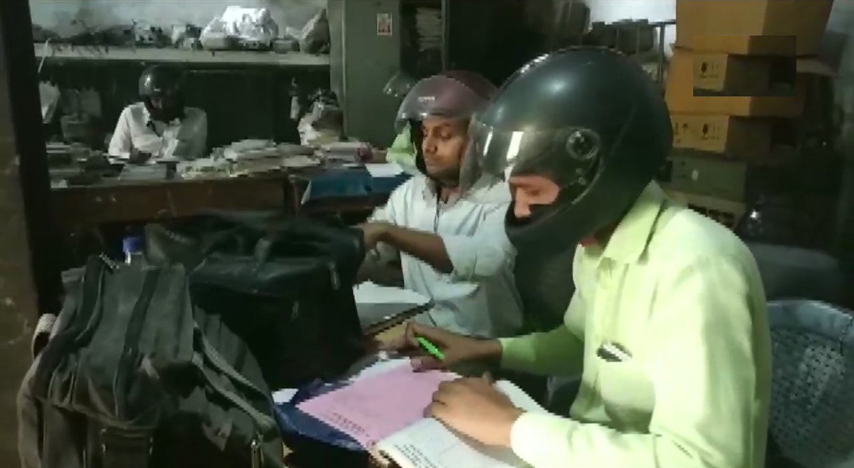 योगी राज में बांदा में बिजली विभाग के कार्मचारी दफ्तर में हेलमेट लगाकर काम करने को मजबूर, ये है वजह