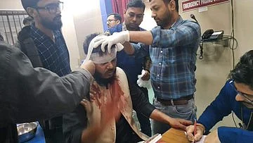 नागरिकता कानून का विरोध कर रहे जामिया छात्रों पर पुलिस का कहर, कई छात्र घायल, कई हिरासत में