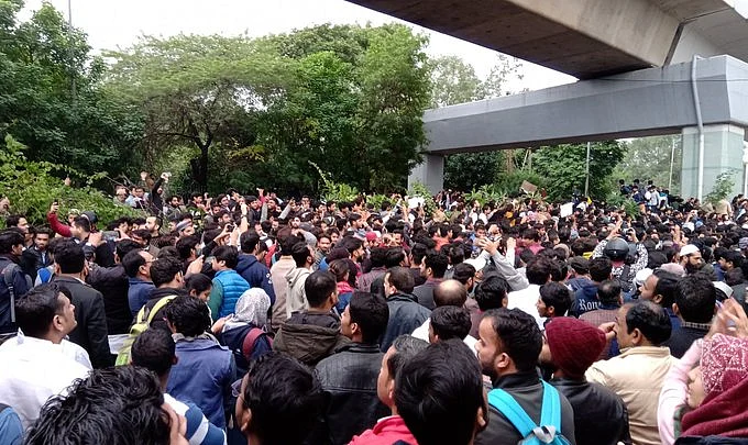 नागरिकता कानून का विरोध कर रहे जामिया छात्रों पर पुलिस का कहर, कई छात्र घायल, कई हिरासत में