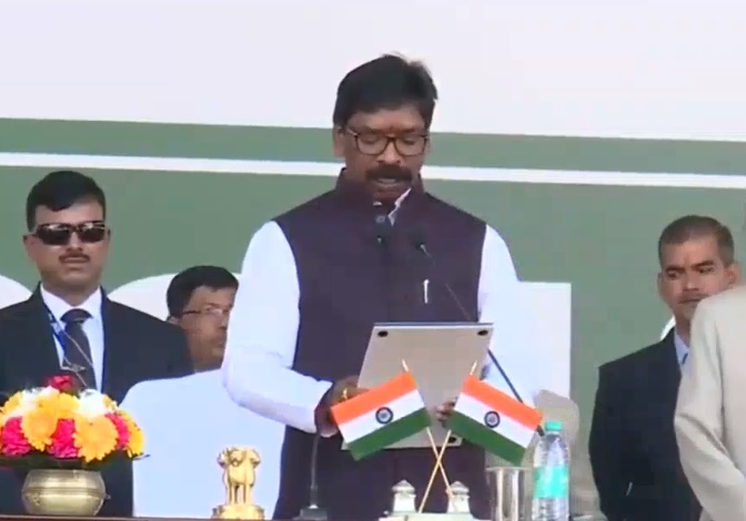 झारखंड के 11वें सीएम के रूप में हेमंत सोरेन ने ली शपथ, राहुल गांधी और ममता बनर्जी समेत कई दिग्गज समारोह में शामिल