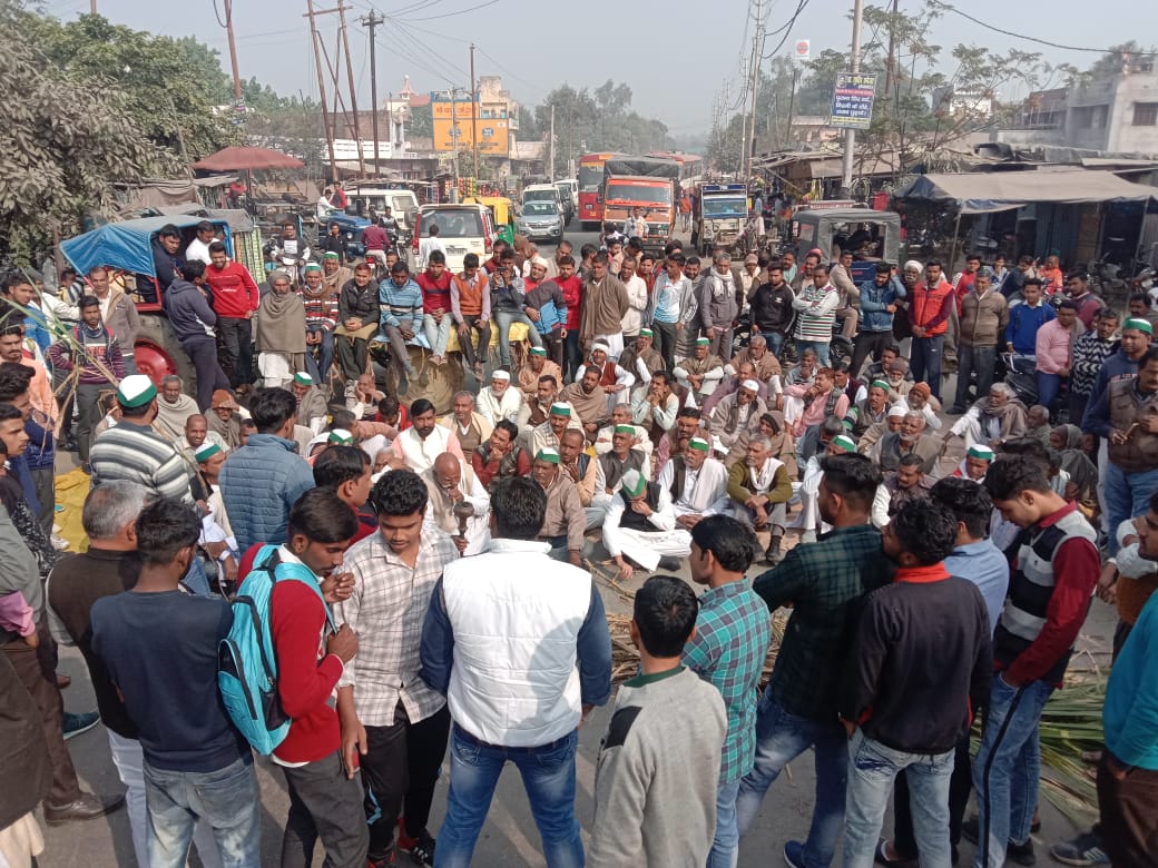 पश्चिमी यूपी में गन्ने के मूल्यों को लेकर भड़का किसानों को गुस्सा, सड़कों पर लगा घंटों जाम