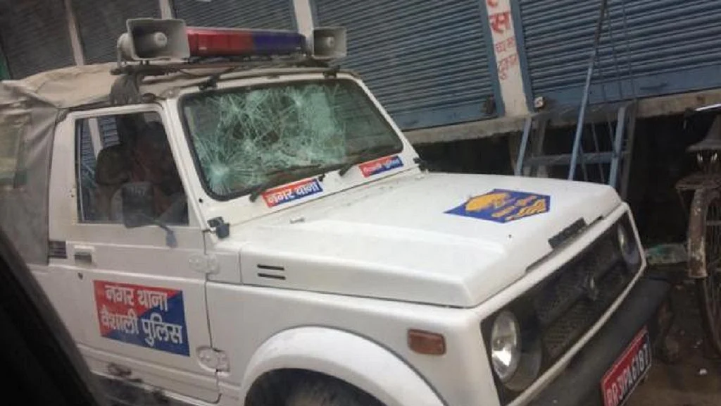 बिहार: वैशाली में कांग्रेस नेता की गोली मारकर हत्या, गुस्साए लोगों ने पुलिस की गाड़ी में की तोड़फोड़