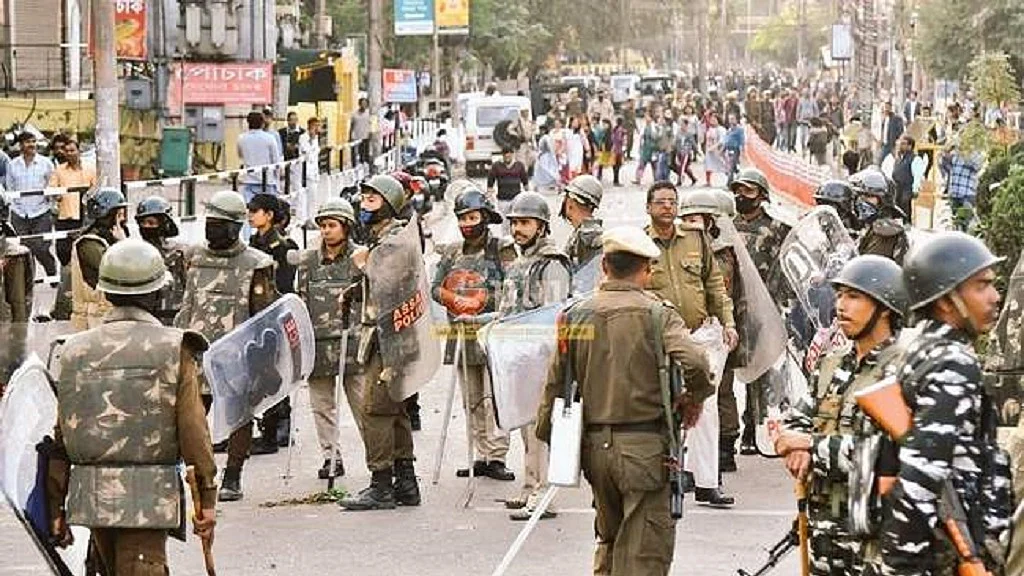 नागरिकता संशोधन कानून पर बवाल के बीच असम के गुवाहाटी और डिब्रूगढ़ में कर्फ्यू में दी गई ढील