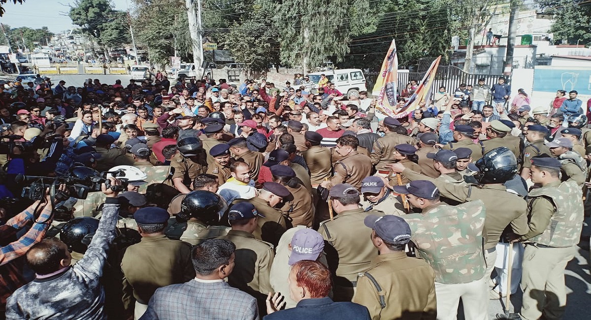 कांग्रेस समेत पंडे-पुजारियों के भारी विरोध के बीच उत्तराखंड में चारधाम बिल पास, कई हिंदू मठ-मंदिर भी खिलाफ