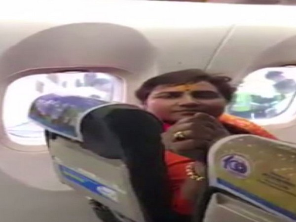 Video: फ्लाइट में BJP सांसद प्रज्ञा ठाकुर की मनमानी पर भड़के यात्री, कहा- शर्म करो