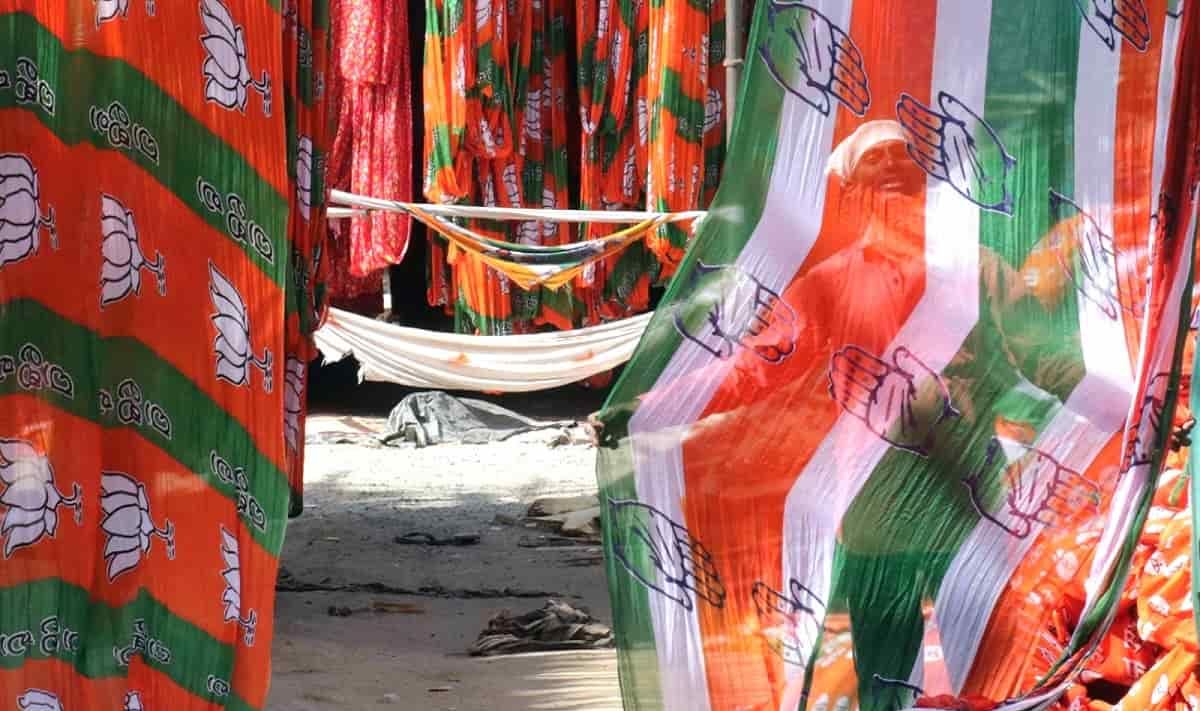 कर्नाटक की 15 सीटों के उपचुनाव के नतीजे आज, संकट में पड़ सकती है बीजेपी की येदियुरप्पा सरकार !