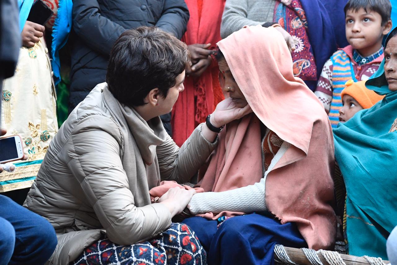 CAA: बिजनौर हिंसा में मारे गए युवकों के घर पहुंचीं प्रियंका गांधी, पीड़ितों का सुना दर्द, कहा- अत्याचारी है ये सरकार