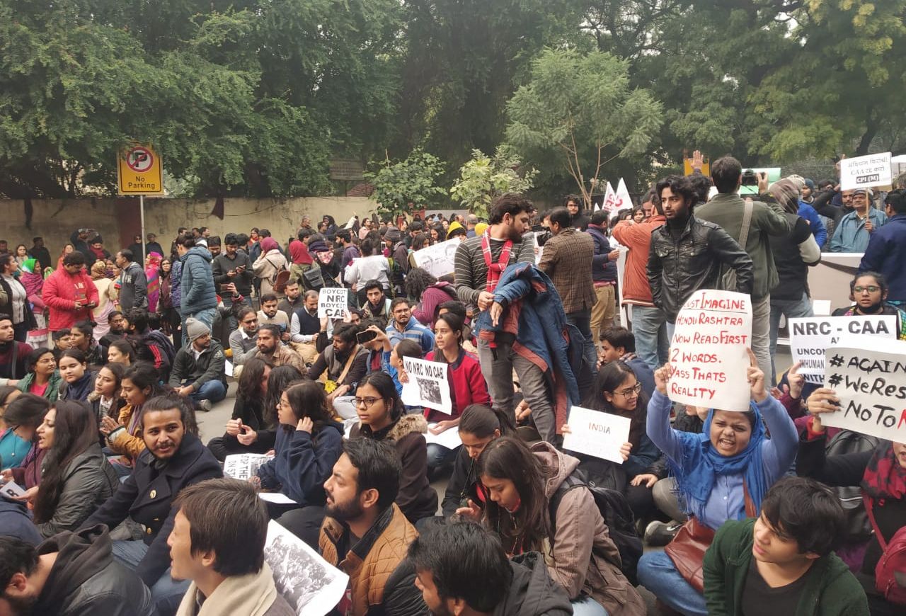 दिल्ली का जंतर-मंतर फिर बना असहमति की आवाज़ों का गवाह, छात्र-युवा शक्ति ने दिखाई अपनी ताकत