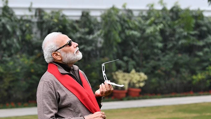 सूर्य ग्रहण को देखते हुए पीएम मोदी ने पोस्ट की तस्वीरें, सोशल मीडिया पर बने मीम, कांग्रेस का तंज, कूलेस्ट पीएम!