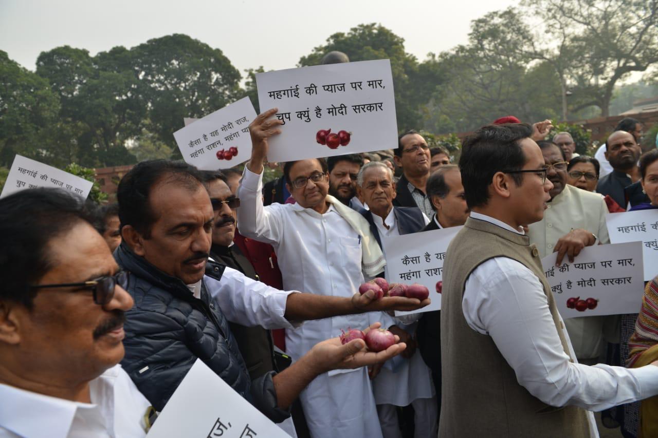 प्याज की कीमतों पर कांग्रेस का प्रदर्शन, चिदंबरम बोले- कम प्याज खाने की सलाह देने वाली सरकार को जाना चाहिए जेल