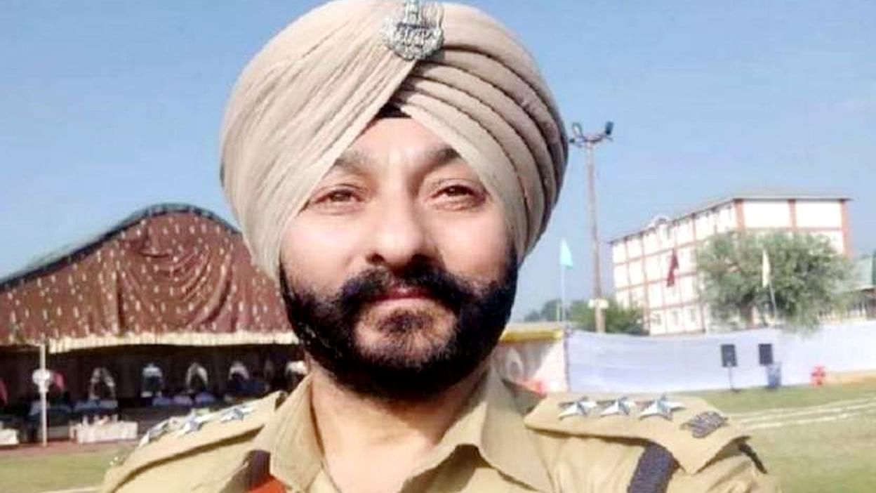 कश्मीर में आतंकियों के साथ पकड़े गए DSP पर NIA ने कसा शिकंजा, UAPA समेत कई धाराओं में दर्ज किया केस