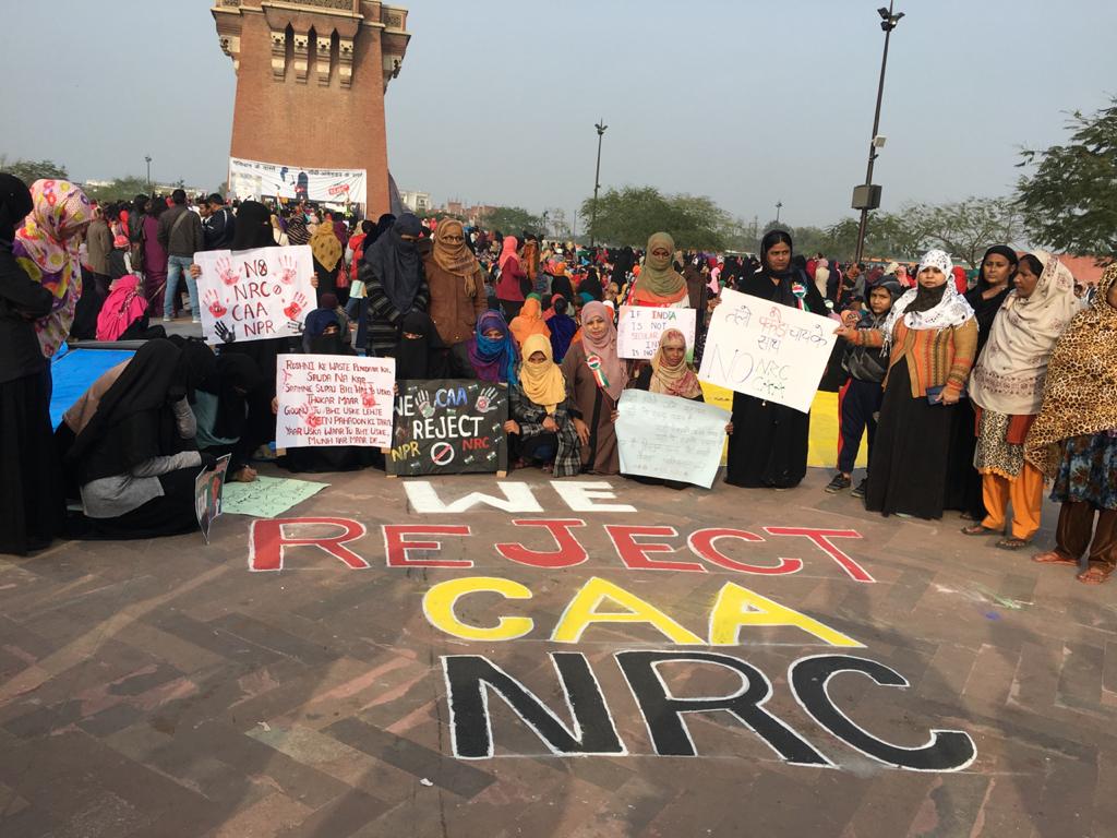 CAA के खिलाफ कड़ाके की सर्दी में भी डटीं महिलाएं, ‘आधी आबादी’ के हौसले के सामने बेबस योगी सरकार