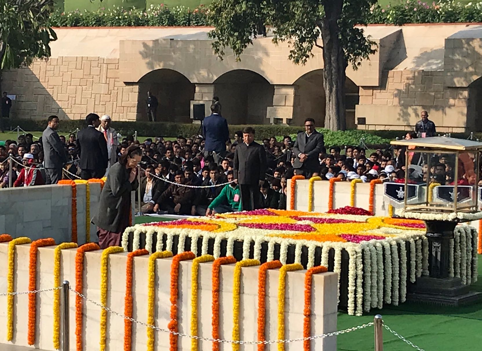 महात्मा गांधी की पुण्यतिथि: पीएम मोदी, सोनिया गांधी, मनमोहन सिंह समेत कई नेता पहुंचे राजघाट, बापू को दी श्रद्धांजलि