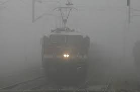 कोहरे की वजह से दिल्ली आने वाली 19 ट्रेनें लेट, यात्रियों की बढ़ी परेशानी
