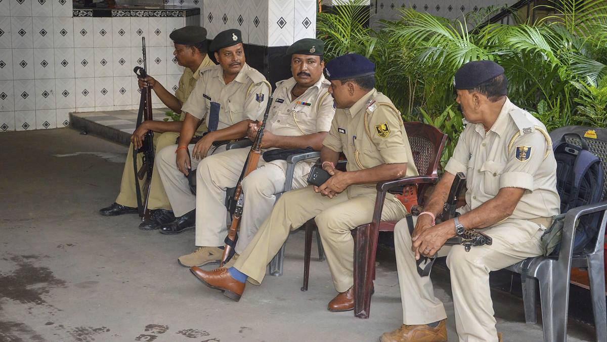 बिहार: कागज खोने पर मां, पत्नी और 3 बेटियों को उतारा मौत के घाट, खुद छत से लगाई छलांग, बचने पर हुआ गिरफ्तार