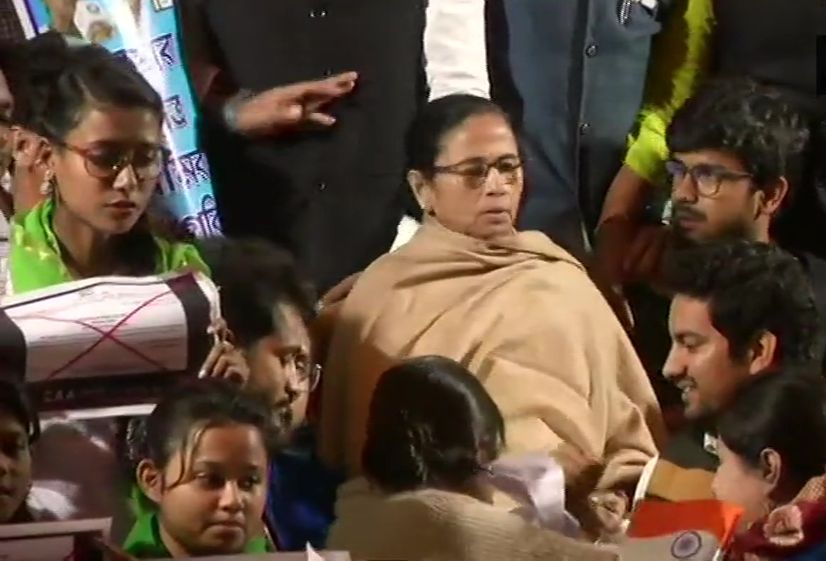 PM मोदी से मुलाकात के बाद CAA-NRC के खिलाफ धरने पर बैठीं ममता, स्वागत के लिए नहीं गईं एयरपोर्ट