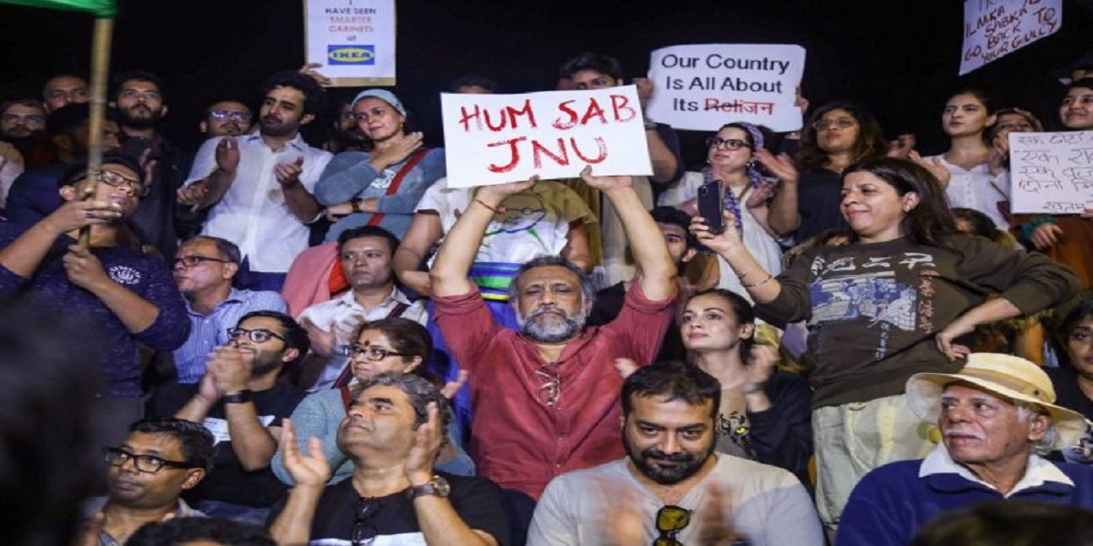 CAA-NRC Protests में देश के साथ रंगी मायानगरी मुंबई, छात्रों पर हमले से जागे युवाओं का नारा- हम मायूस नहीं