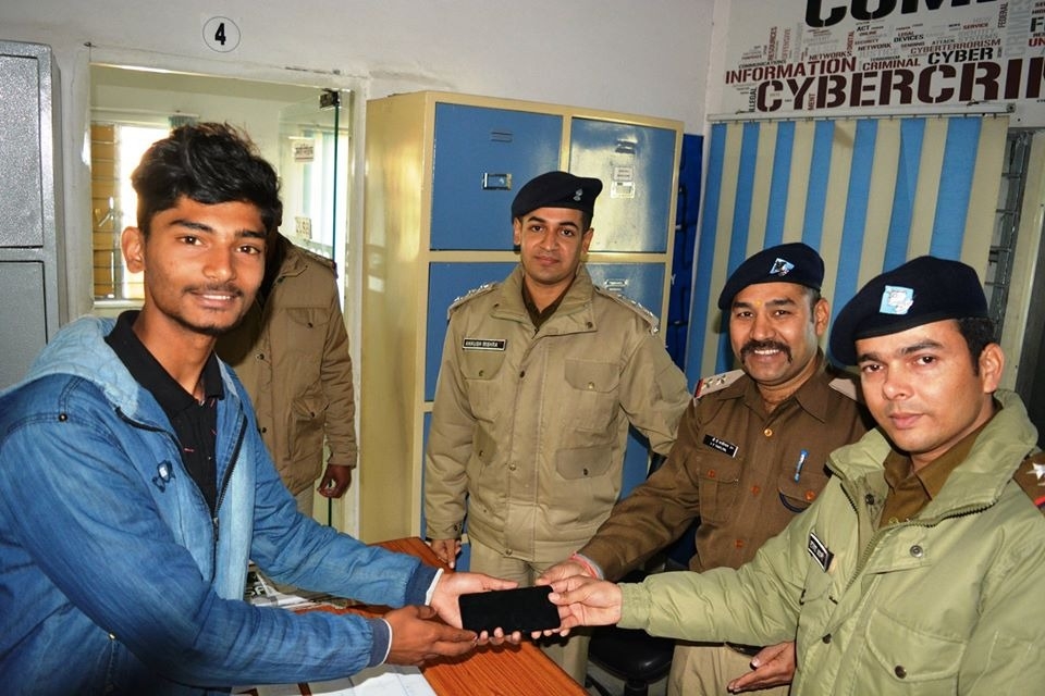 हैरान करने वाली खबर! उत्तराखंड पुलिस लोगों को घर से बुलाकर बांट रही करोड़ों के मोबाइल फोन