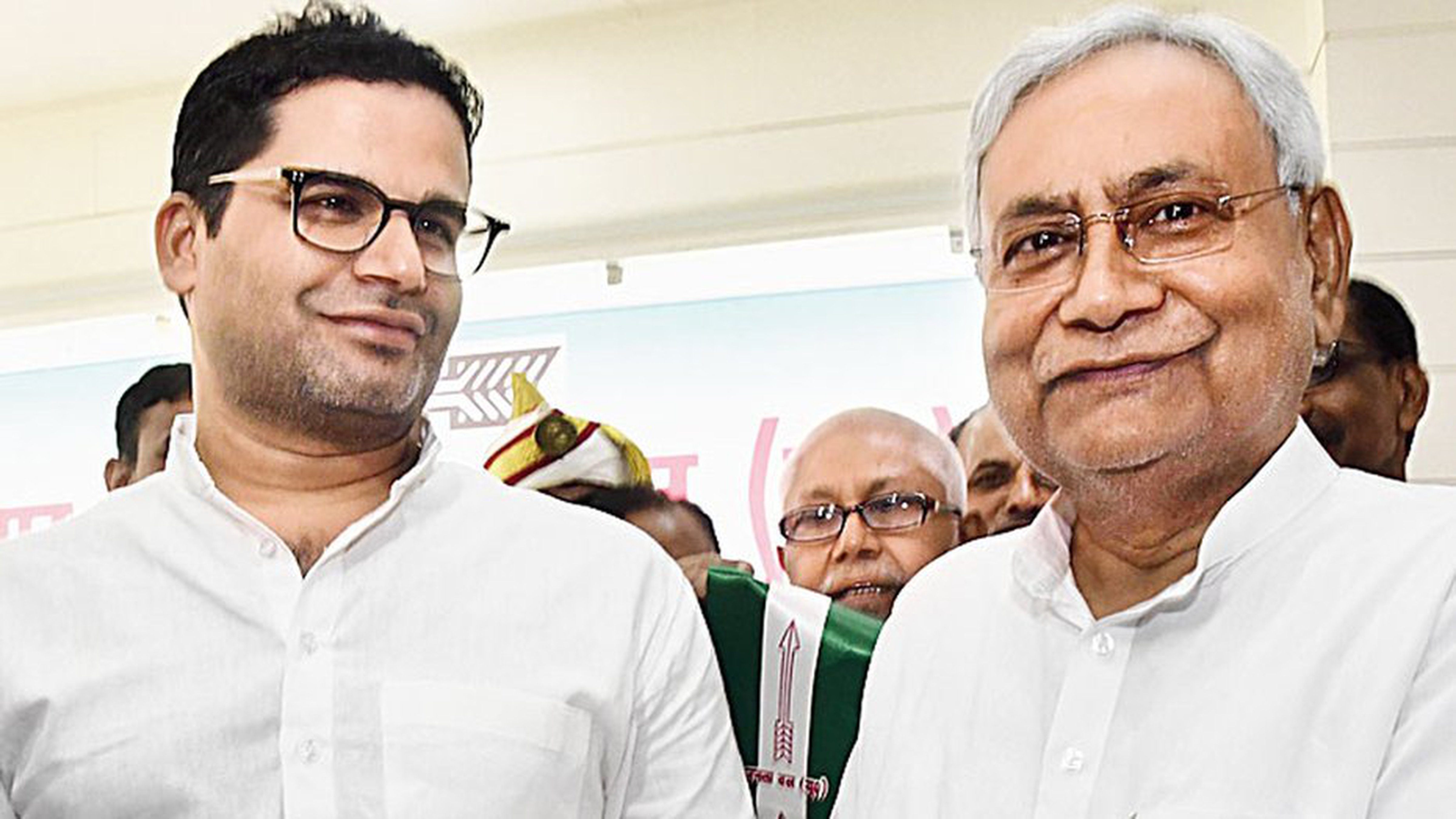 बिहार: प्रशांत किशोर के कंधे पर बंदूक रख नीतीश खेल रहे ‘डबल गेम’, बीजेपी हो रही हलकान